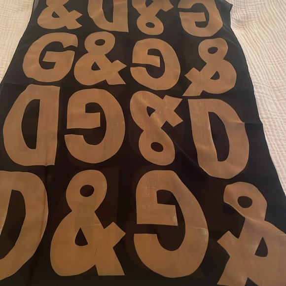 🤩 Dolce & Gabbana vintage black & tan logo scarf. Estate sale find - good cond. - Picture 6 of 8
